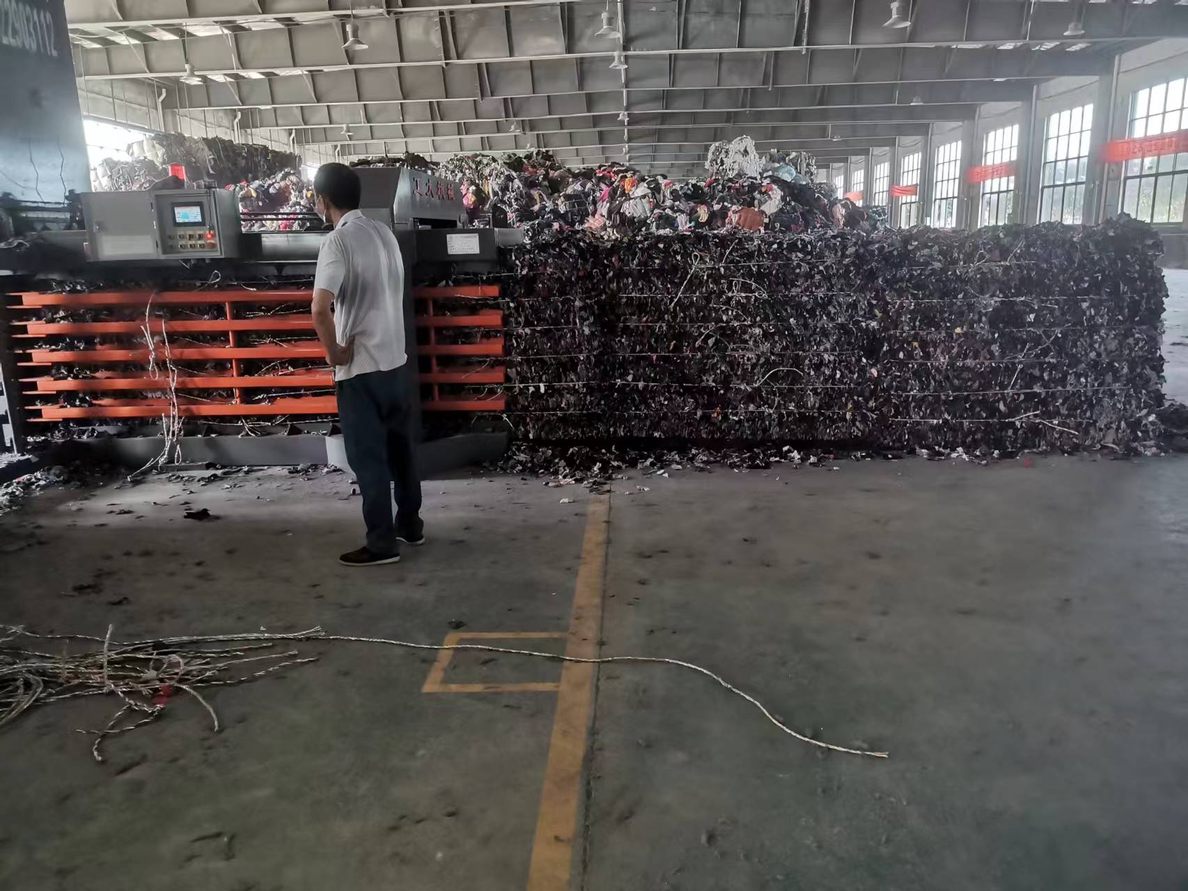 从废布料到标准包块：200型打包机如何实现工业垃圾运输不亏吨